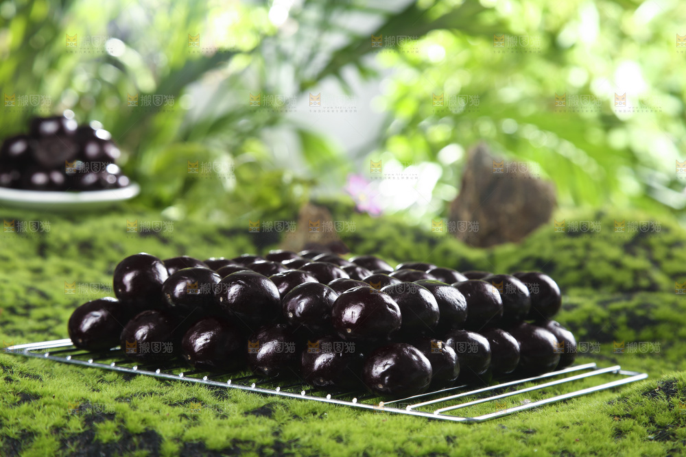 草坪上放着一堆黑珍珠