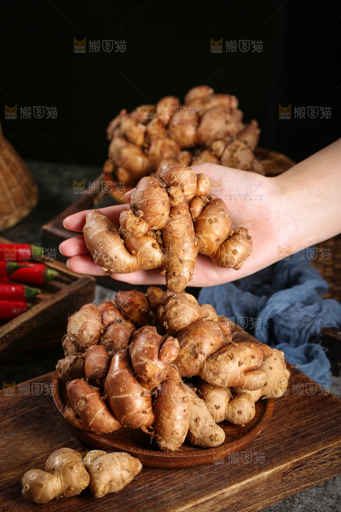手里拿着沙姜