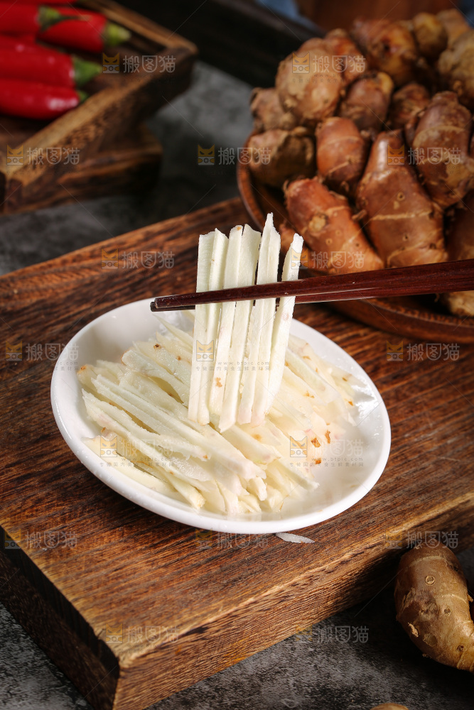 筷子上夹着沙姜丝