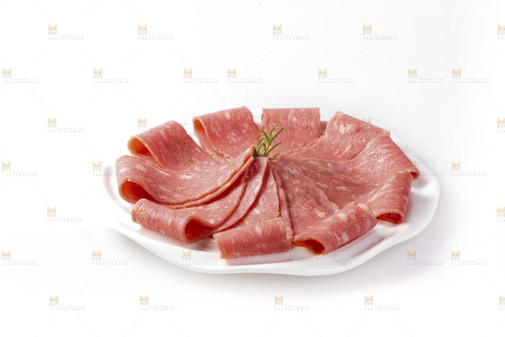 白底上放着一盘培根肉