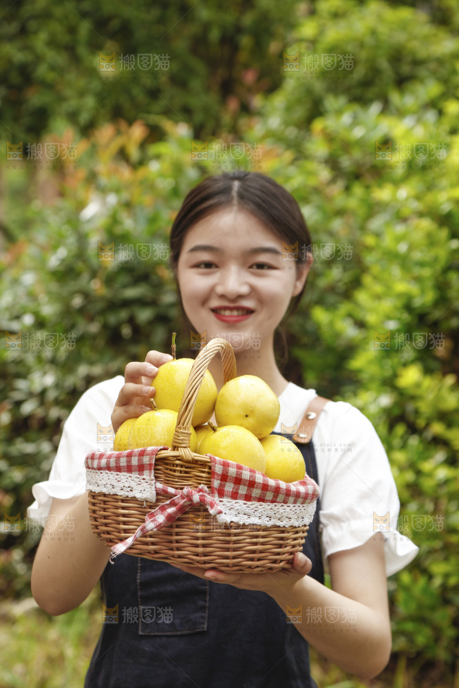 女孩手里端着一篮新鲜黄金百香果