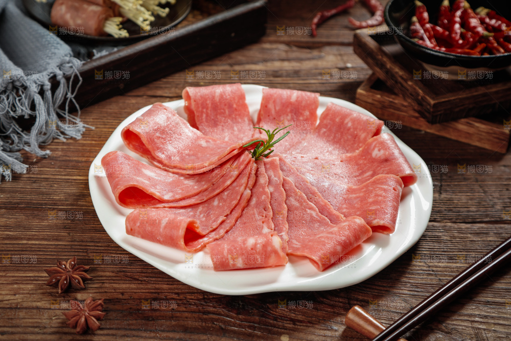 木底上放着一盘培根肉