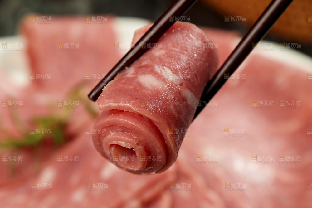 筷子上夹着培根肉