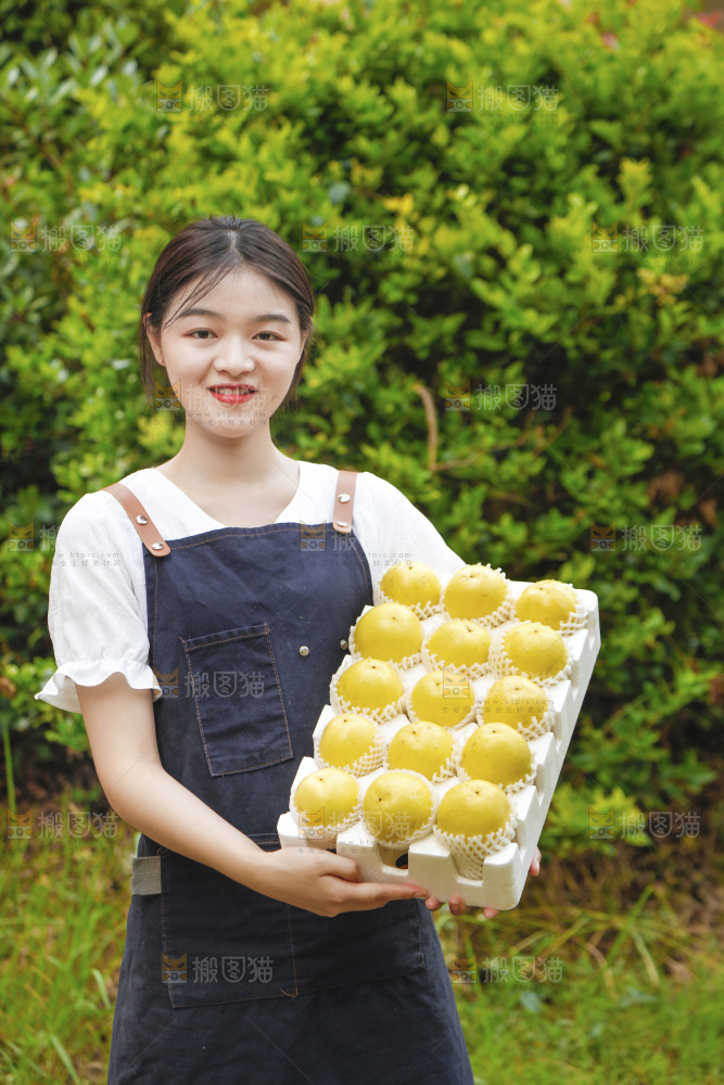 女孩手上端着一箱黄金百香果