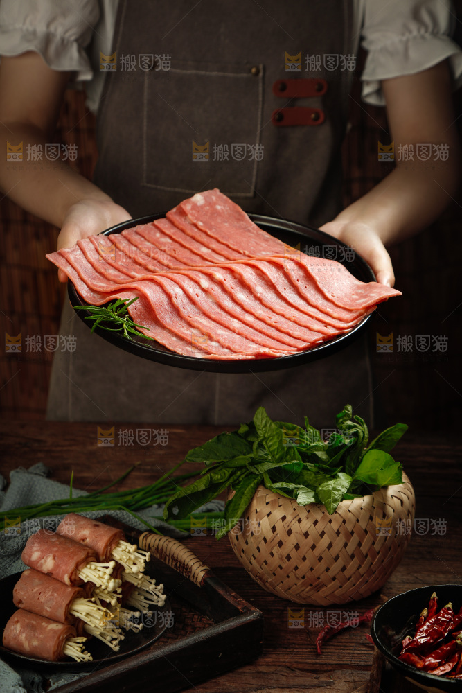 手上端着一盘培根肉片