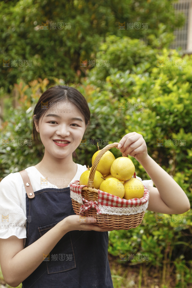 女孩手里提着一篮新鲜黄金百香果