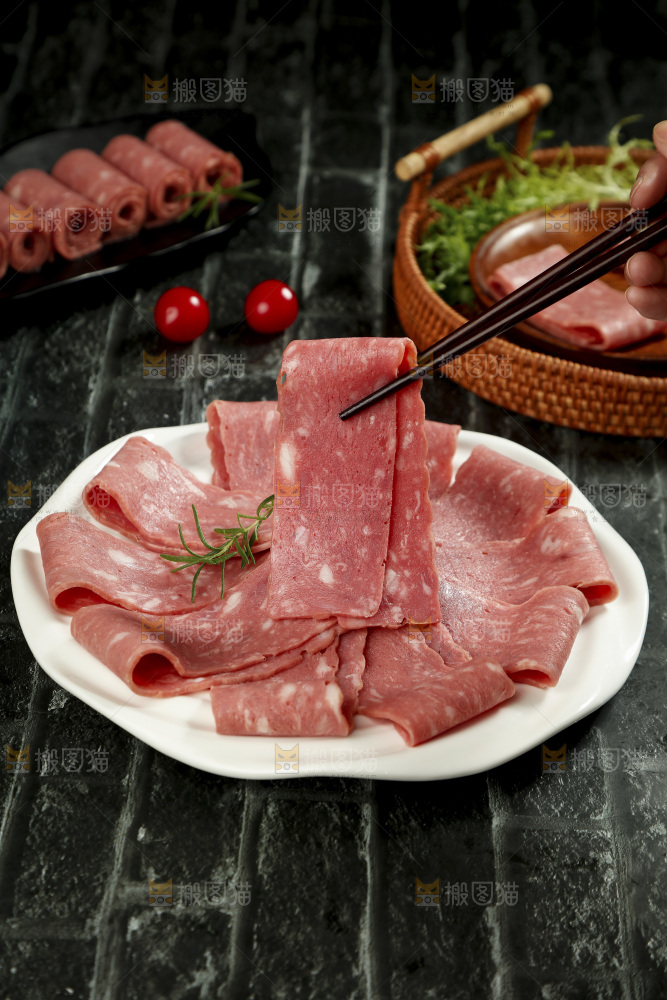 筷子上夹着培根肉