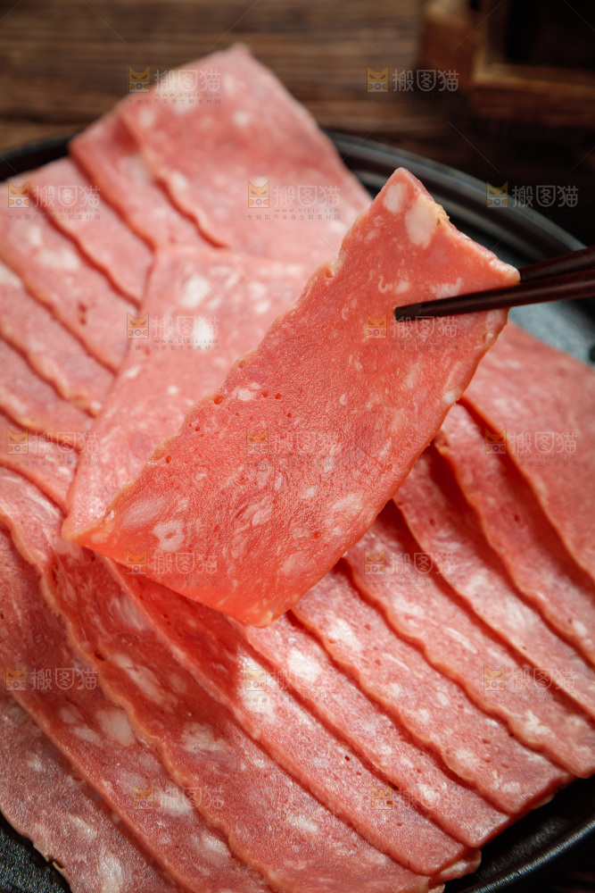 筷子上夹着培根肉