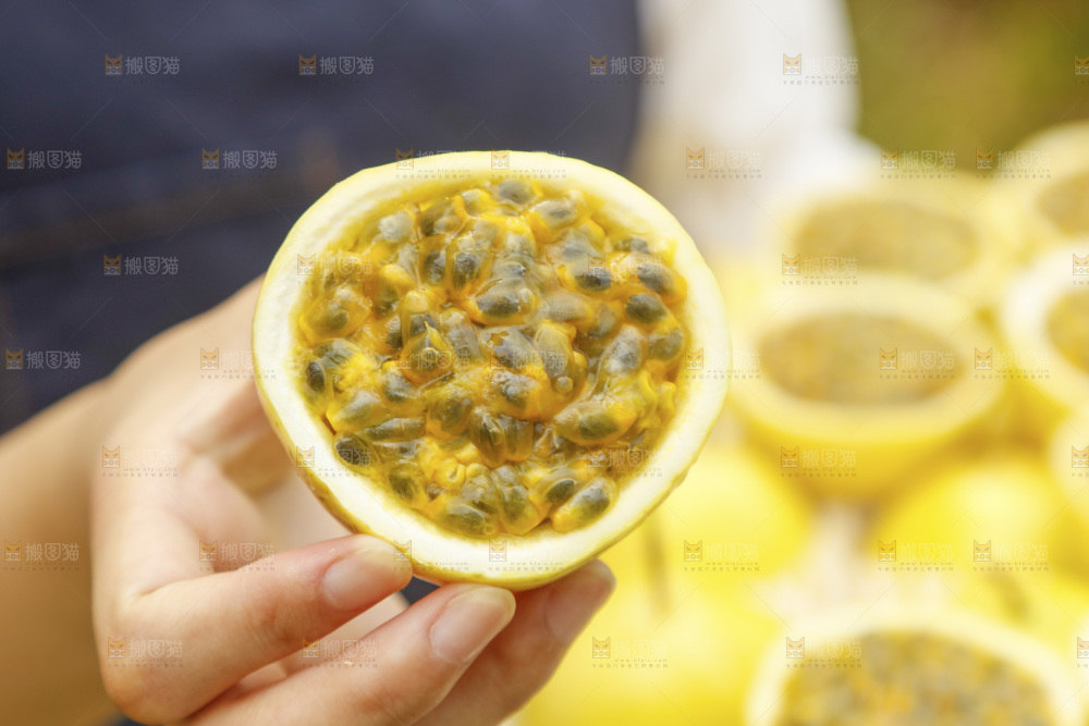 手里拿着百香果果肉