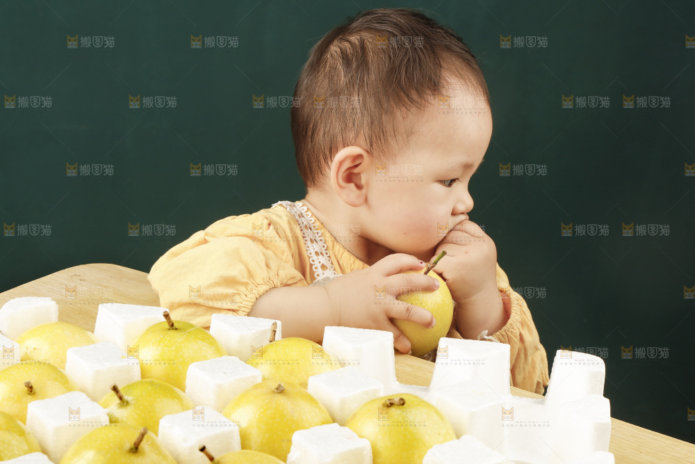 小孩手里拿着黄金百香果