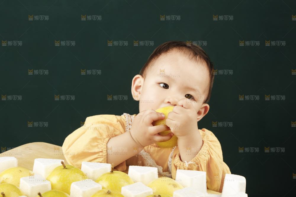 小孩吃着黄金百香果