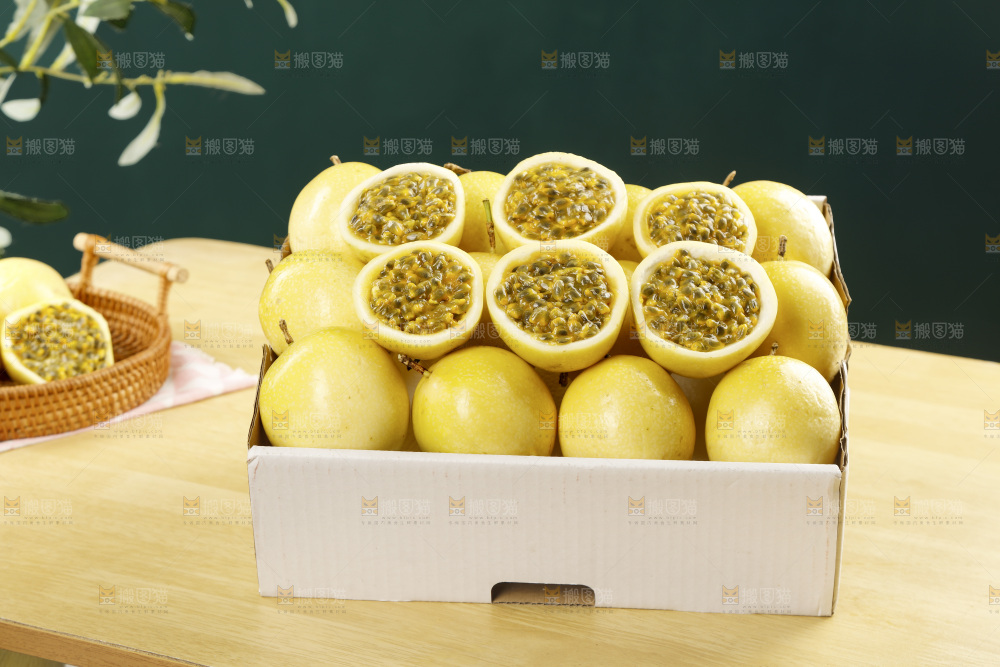 木桌上放着一箱黄金百香果