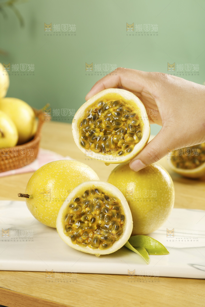 手里拿着百香果