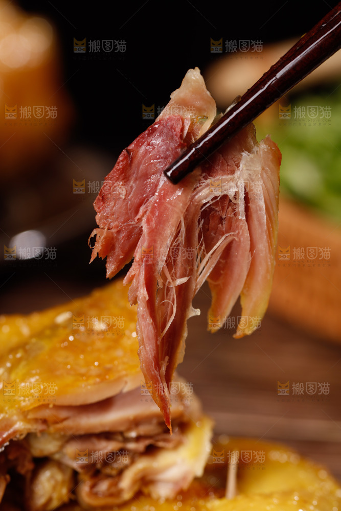 筷子上夹着盐焗鸡