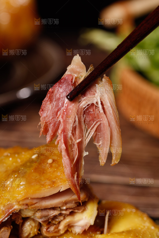筷子上夹着盐焗鸡