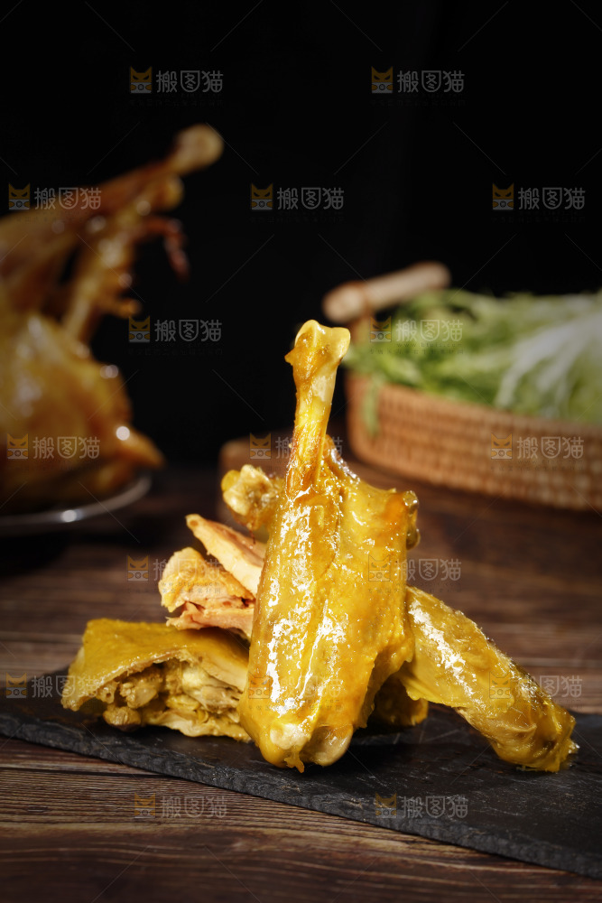 木板上放着盐焗鸡