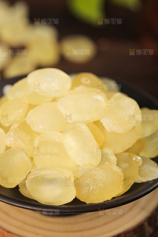 木板上放着一盘皂角米
