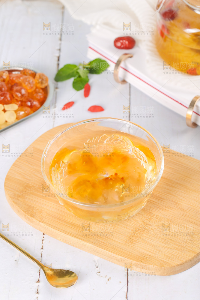 碗里泡发着桃胶