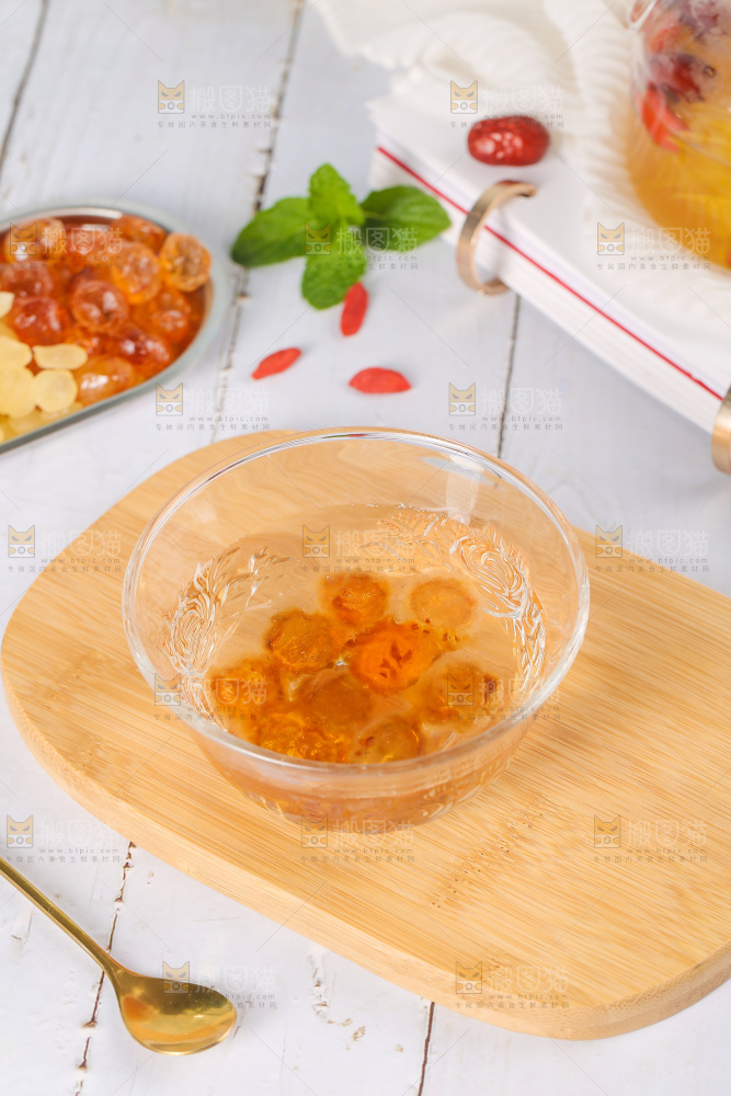 碗里泡发着桃胶