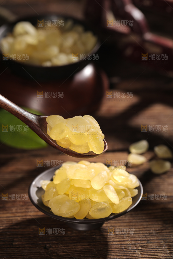 勺子上舀着云南皂角米