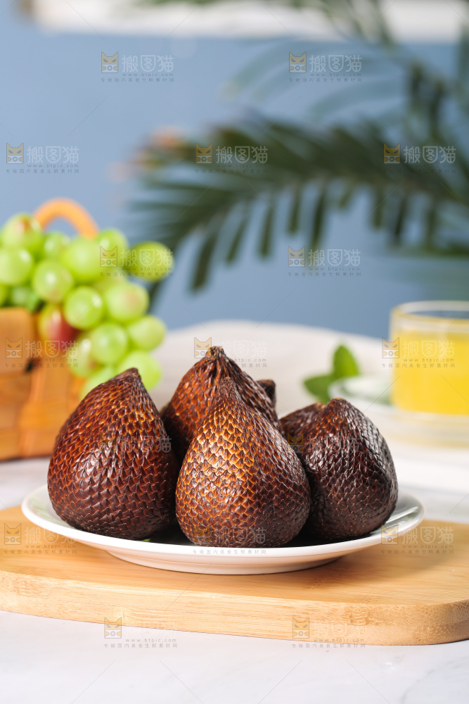 木板上放着一盘蛇皮果