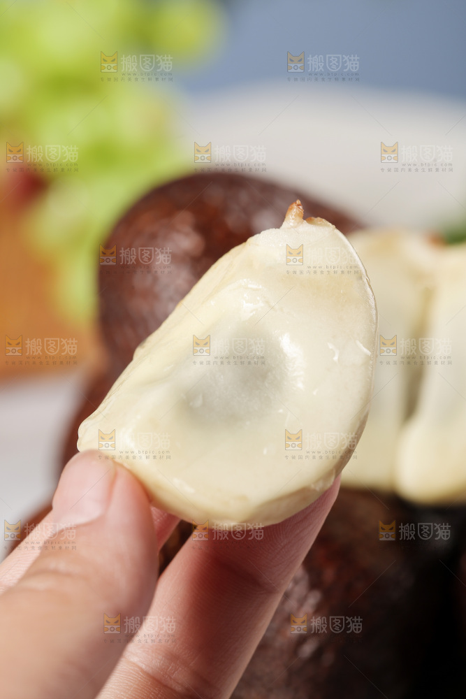 手里拿着着印尼蛇皮果果肉