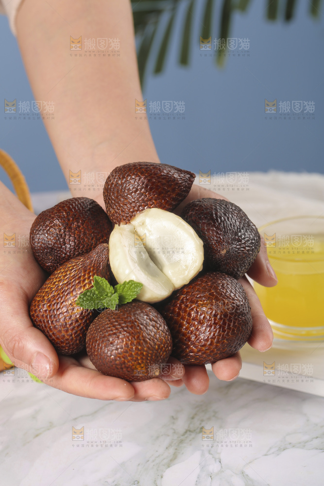 手里捧着蛇皮果