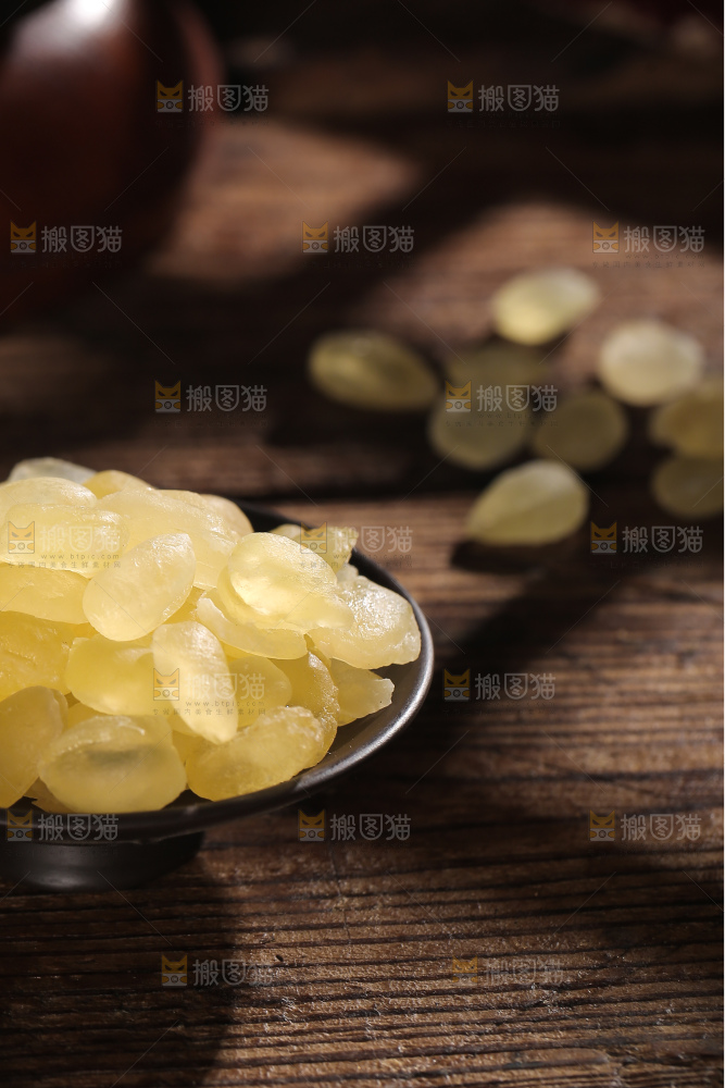木板上放着一盘皂角米