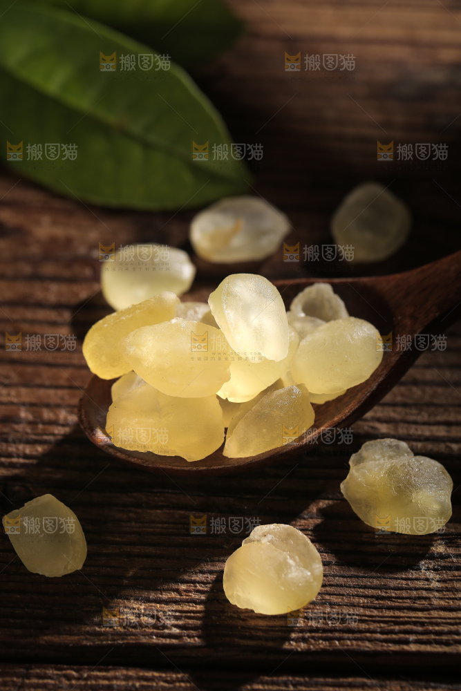 勺子上舀着双荚皂角米