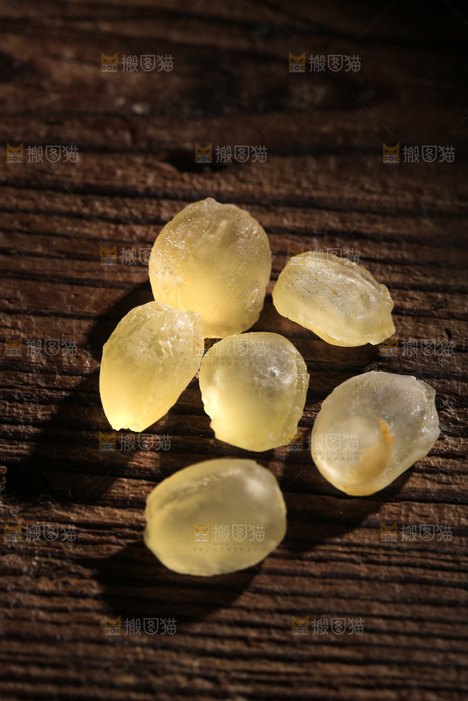 暗底上放着云南皂角米