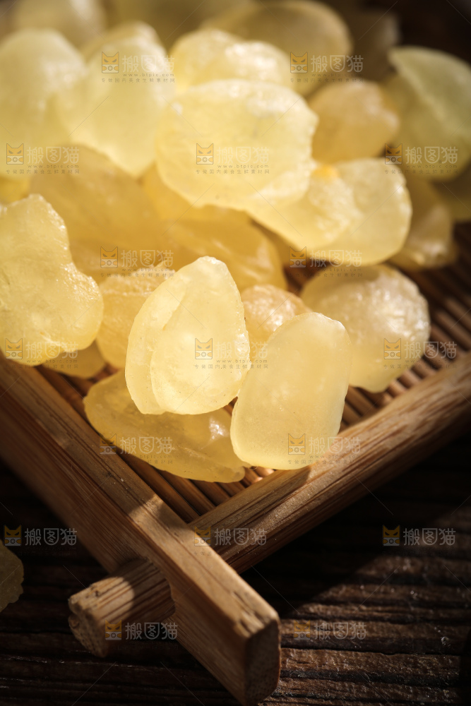 木垫上放着皂角米