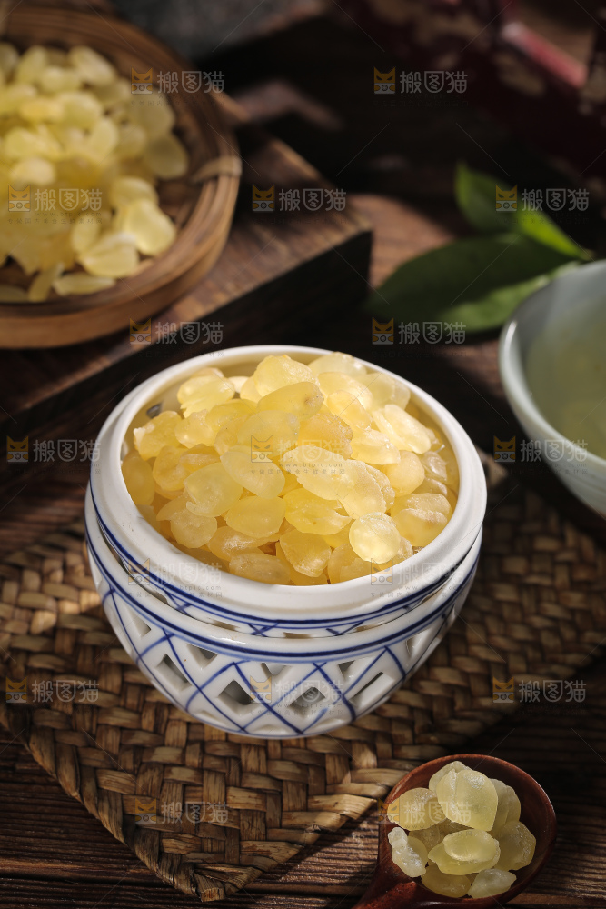 桌子上放着一碗皂角米