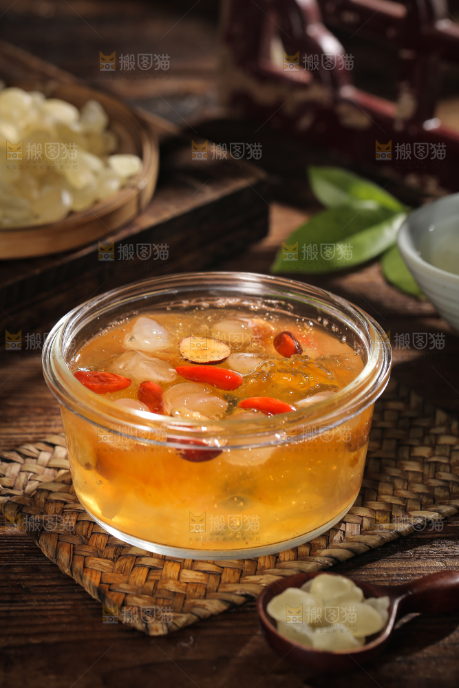 桌子上放着一碗桃胶雪燕皂角米羹