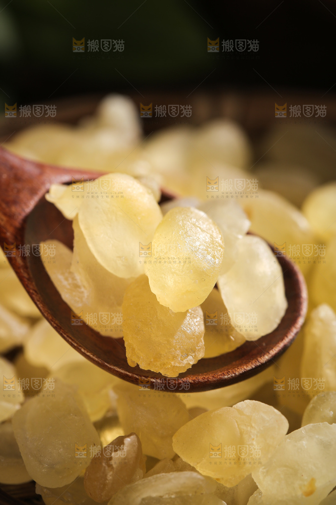 勺子上舀着双荚皂角米