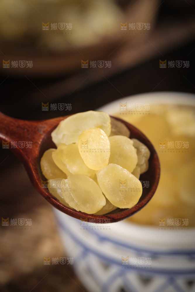 勺子上舀着双荚皂角米
