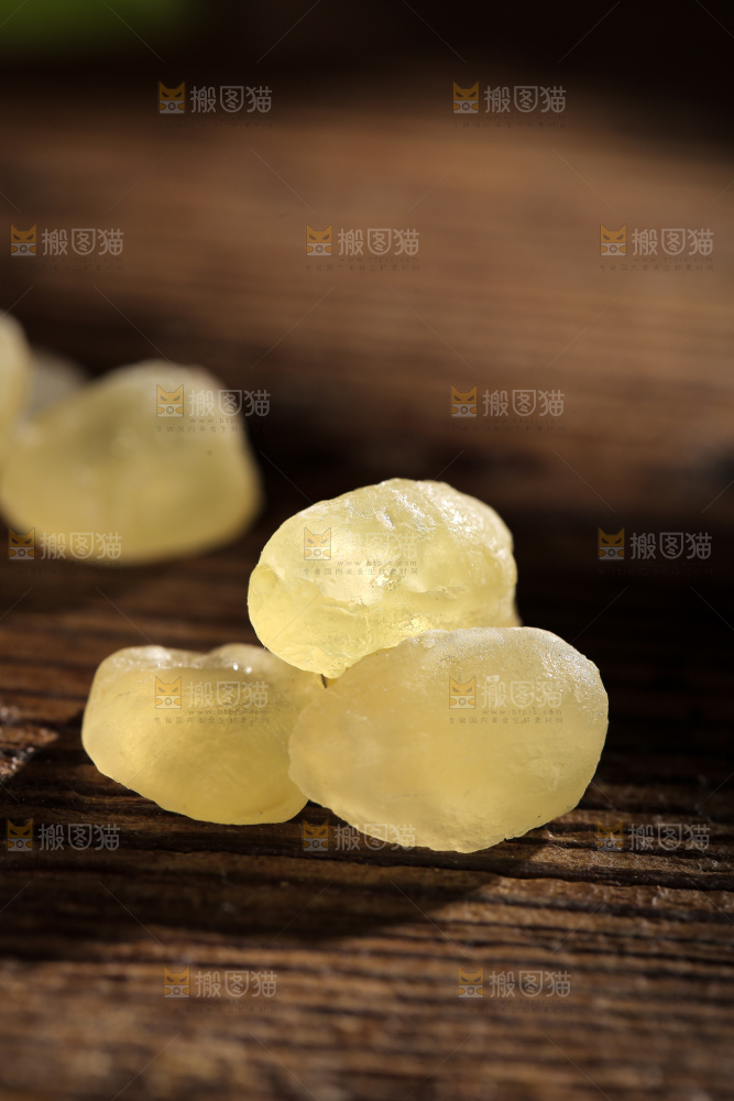 桌子上放着皂角米