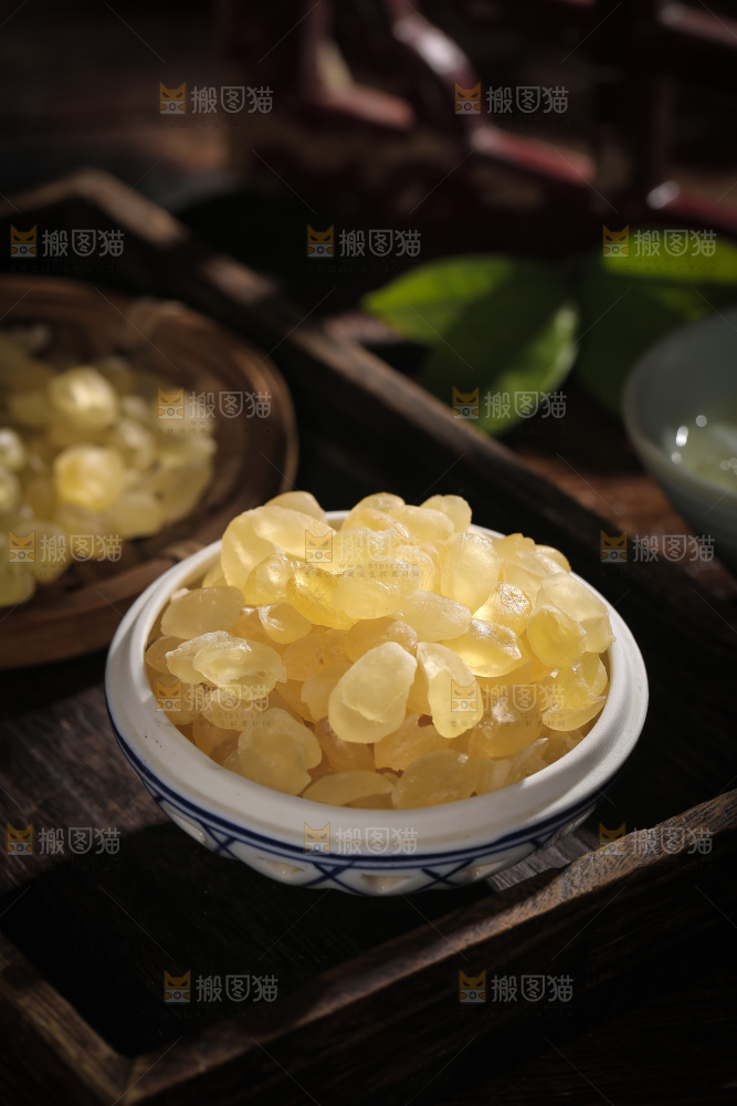 桌子上放着一碗皂角米