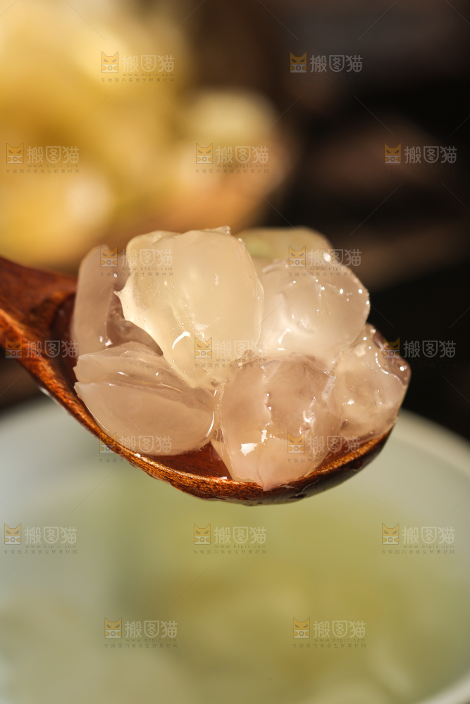 勺子上舀着泡发过的皂角米