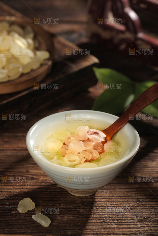 碗里泡发着皂角米