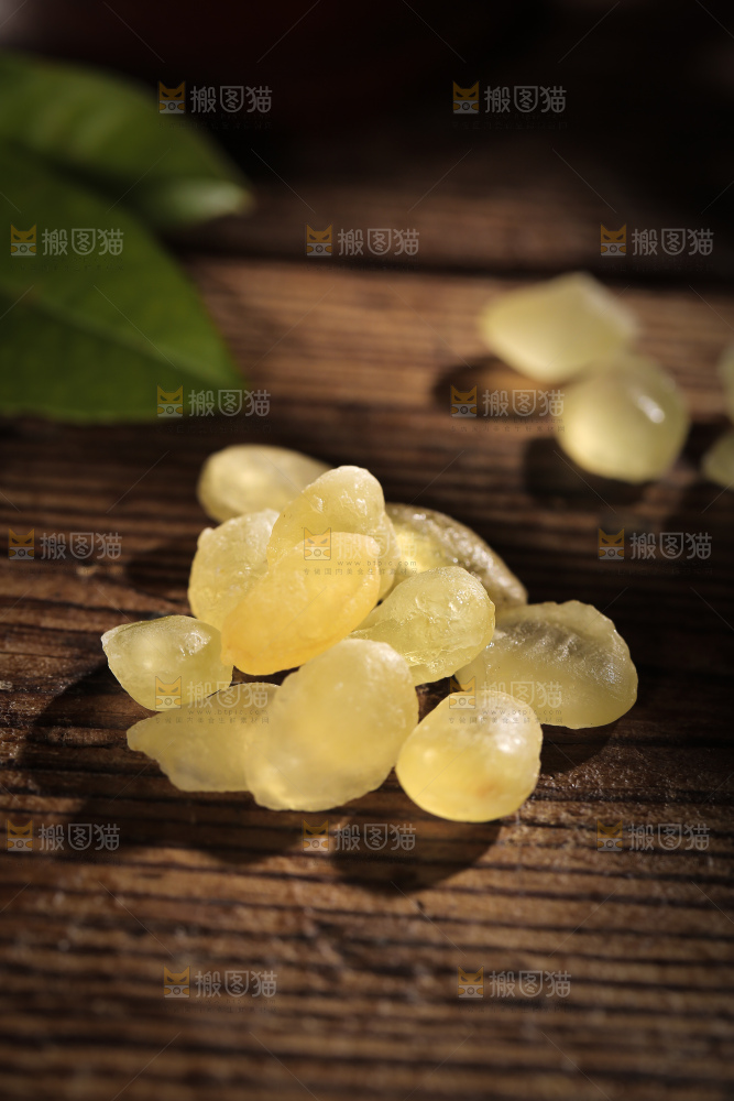 桌子上放着皂角米