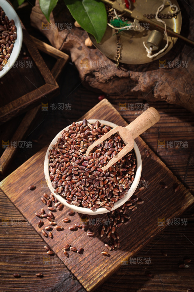 木板上放着一碗黑小麦