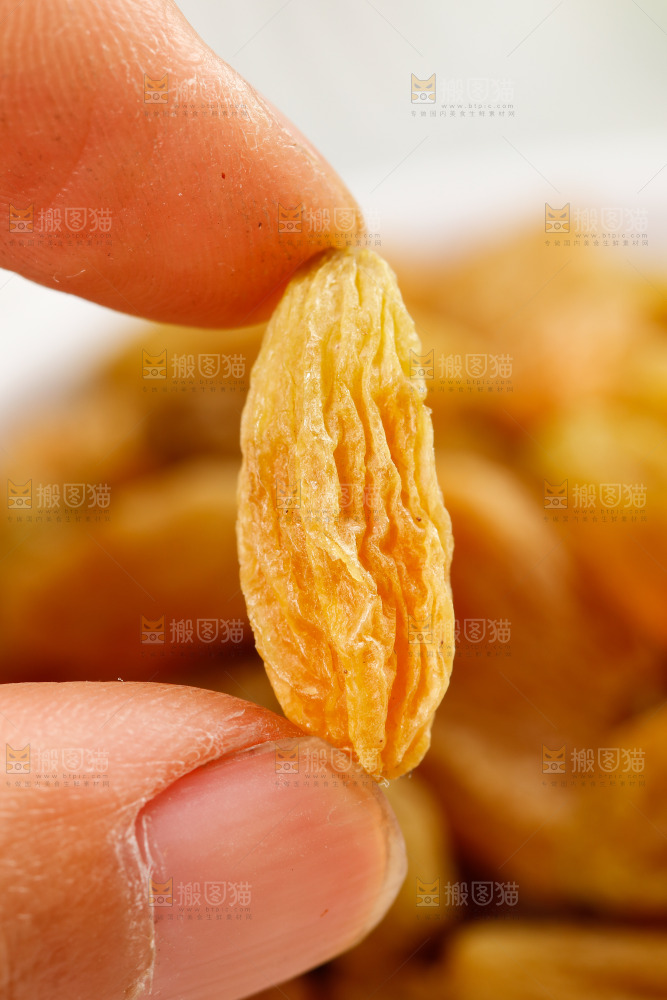 手里拿着黄葡萄干