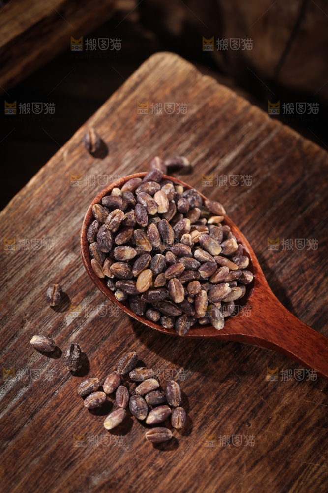 木板上放着一勺黑青稞