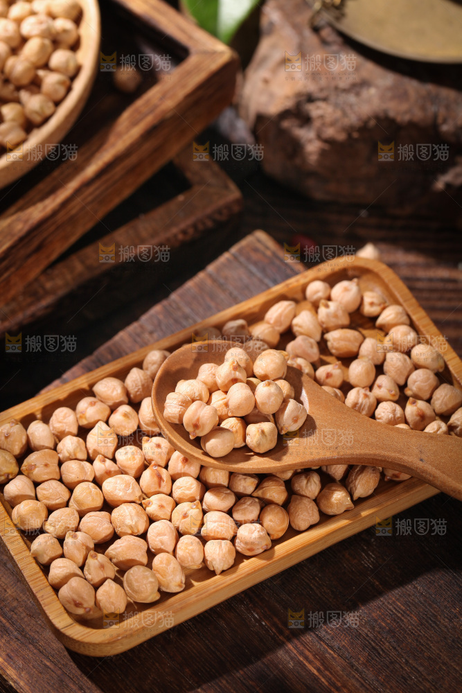 木板上放着一盘鹰嘴豆