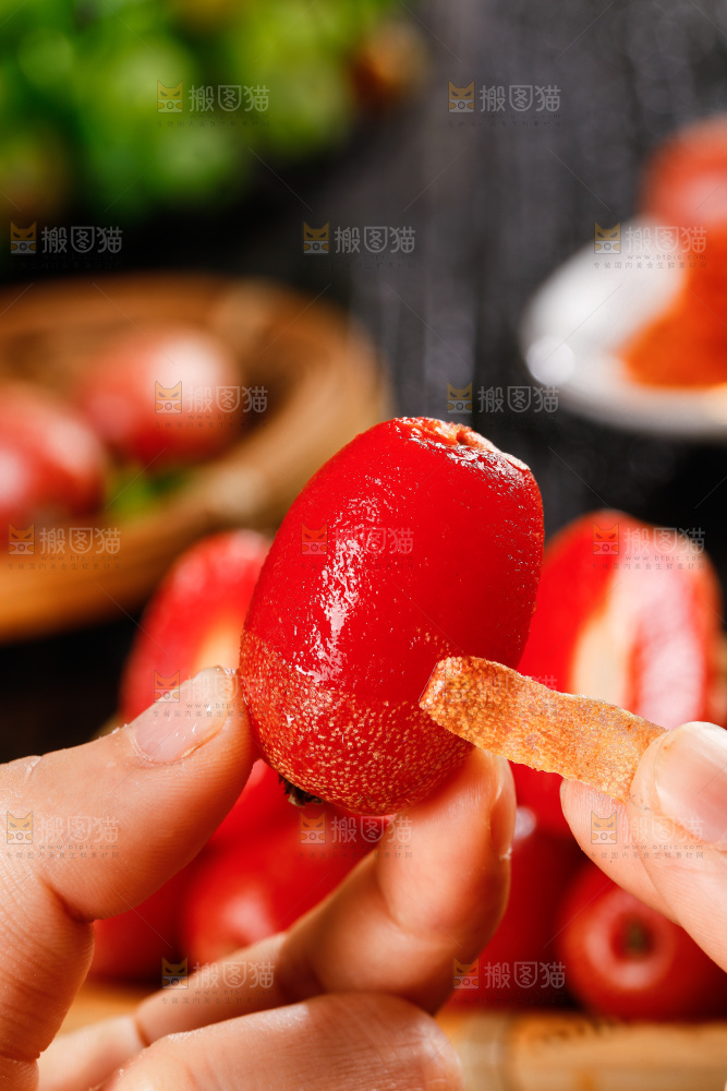 手剥新鲜羊奶果