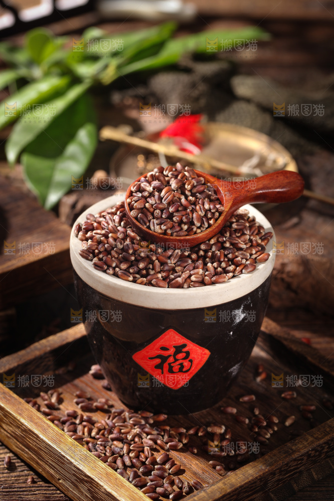 木板上放着一碗黑小麦