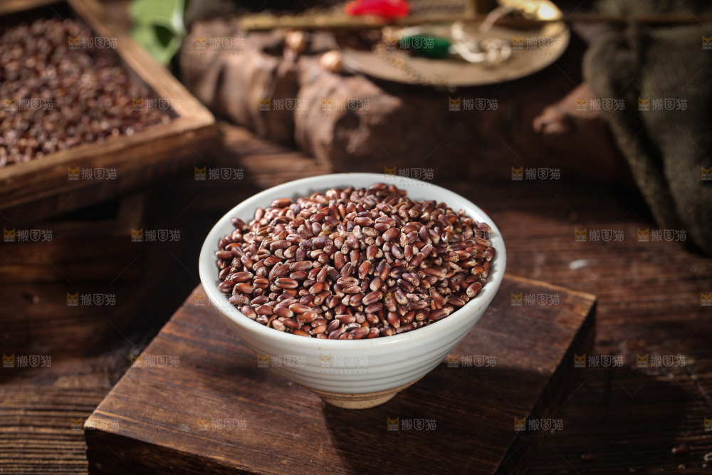 木板上放着一碗黑小麦