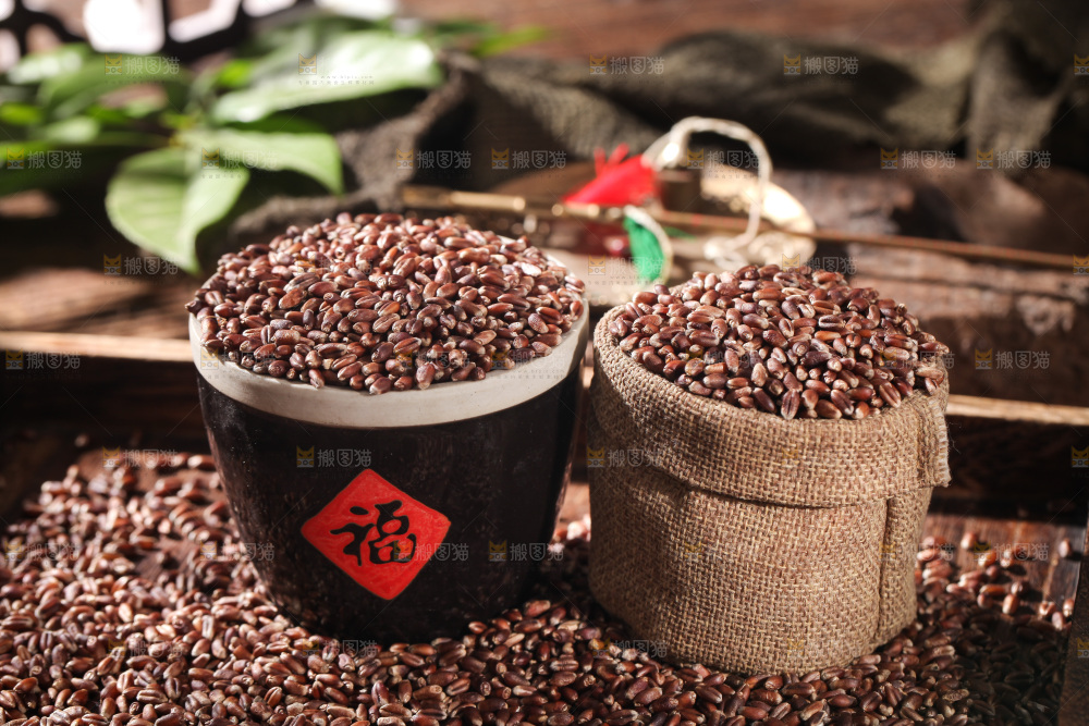 一堆黑小麦米