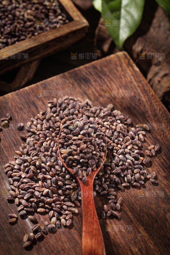 木板上放着一堆黑青稞