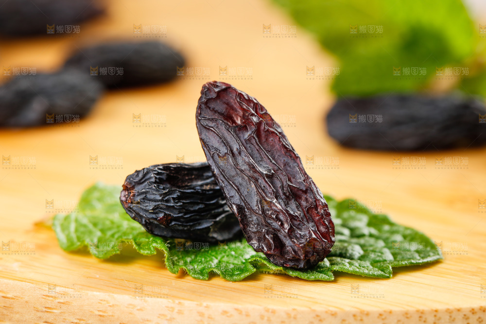 木板上放着黑葡萄干